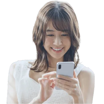 スマートフォンを見る女性の写真