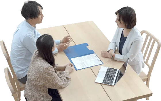 打ち合わせをする3人の写真