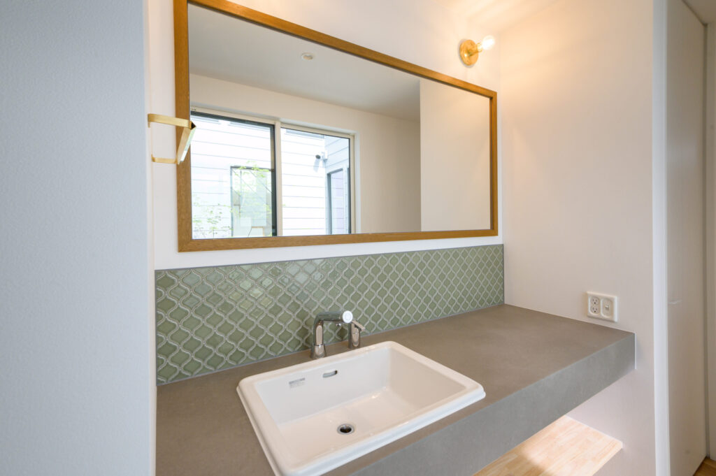 中庭と木の表情を楽しむ、光に満ちた住まい